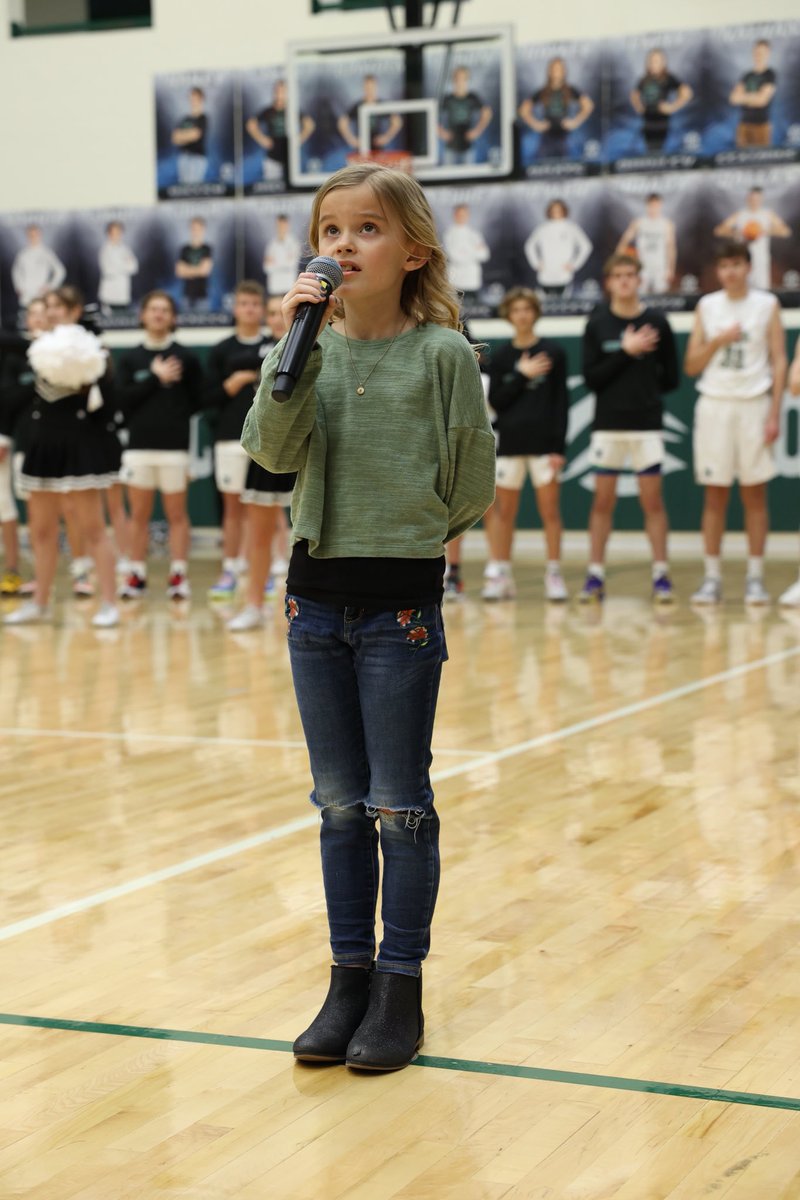 loganbrown2015's tweet photo. Proud dad moment. My 7 year old daughter Emmie singing our national anthem …and the reaction she got from our team🙌🙌🙌🏀🏀🏀❤️❤️❤️.    https://t.co/nmkg3miDOV https://t.co/5WRH2tUgHK