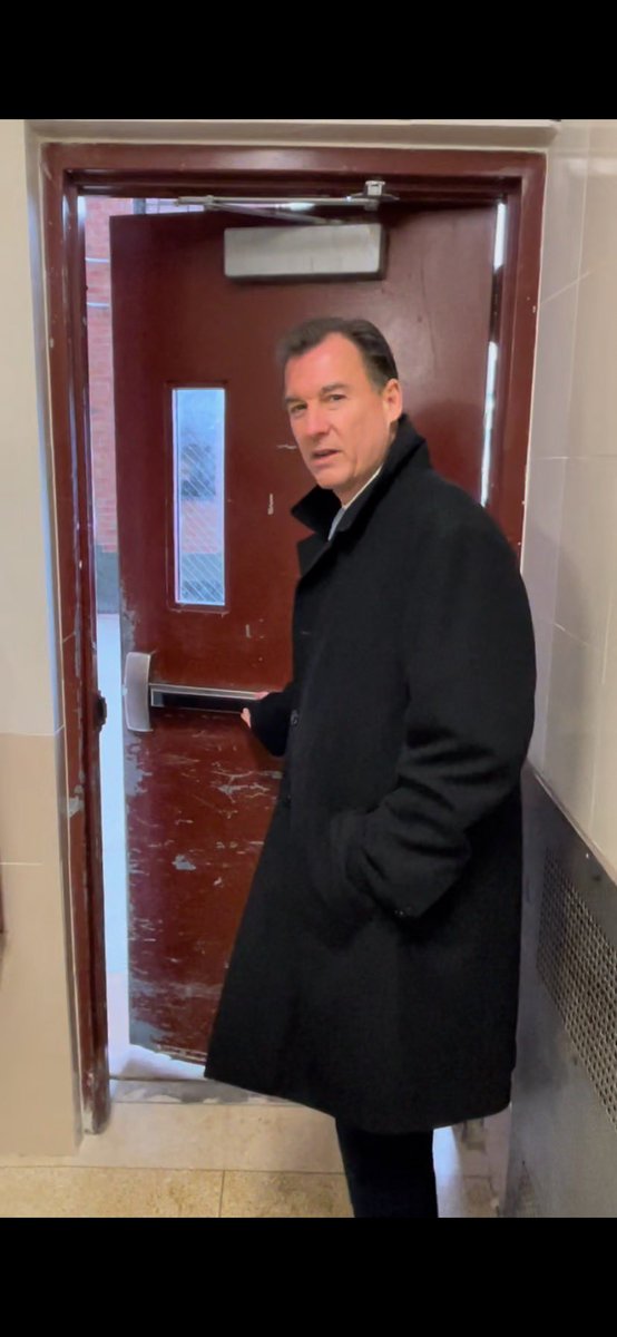 Tom_Suozzi's tweet photo. While there I observed a door in the lobby that won’t close - it’s 30 degrees out and the door won’t close! Bad management! https://t.co/2I6B0sOze8