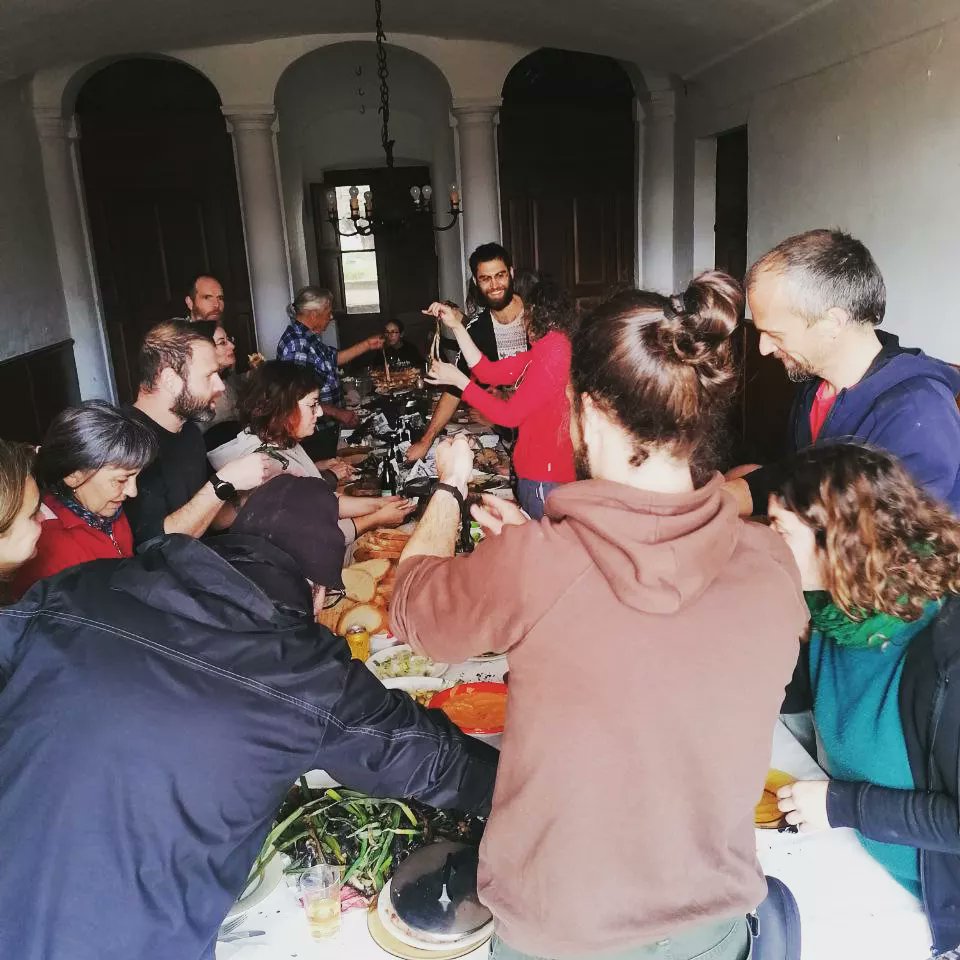 CanCarner's tweet photo. No era el millor dia per fer una calçotada, però és que no era una calçotada normal i corrent. Així que ni els núvols ni la pluja matinal ens han fet replantejar res i fins i tot hi ha hagut algun moment de sol!
Calçotada i aniversari del més gran de la tropa!
#CanCarner https://t.co/x0wYoPupwZ
