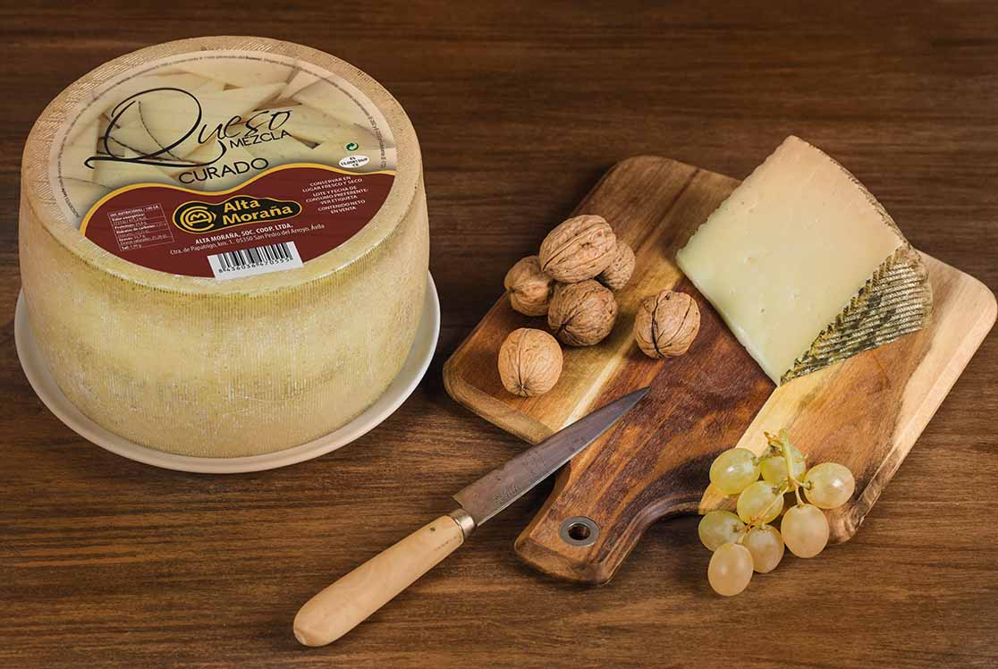 despensachef's tweet photo. Sube de nivel tu cena de picoteo con nuestro 🧀 queso mezcla curado de leche cruda de #AltaMoraña. ¡Elaborado de una forma artesanal con las mejores leches enteras, mezcla de vaca, oveja y cabra, procedente de nuestros ganaderos! 👉https://t.co/88QlmctABE #Quesos #TiendaOnline https://t.co/DPoCNuisLs