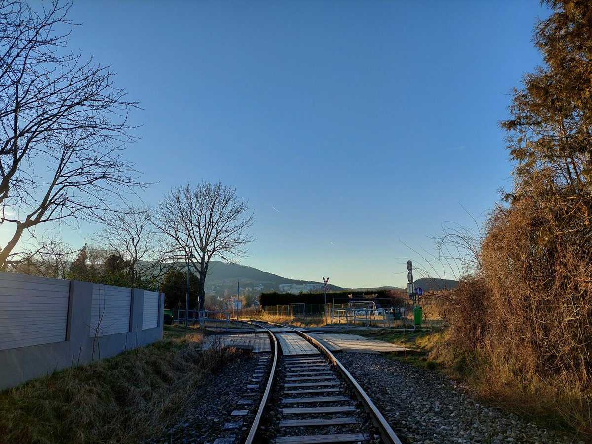 KaiserUngarn's tweet photo. Sonne, Mond und Weinberge... #Stadtspaziergang #Perchtoldsdorf #Rodaun #Wien #Wienliebe #Coronavirus https://t.co/yGBxxt5if0