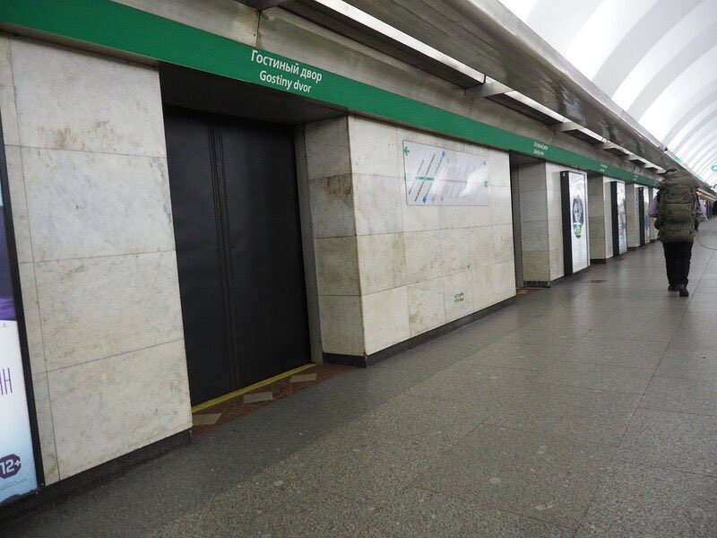 Почему в питерском метро. Станция метро с дверьми москва. Почему в питерском метро. Человек в метро упал на рельсы спб. Станция петроградская закрытого типа.