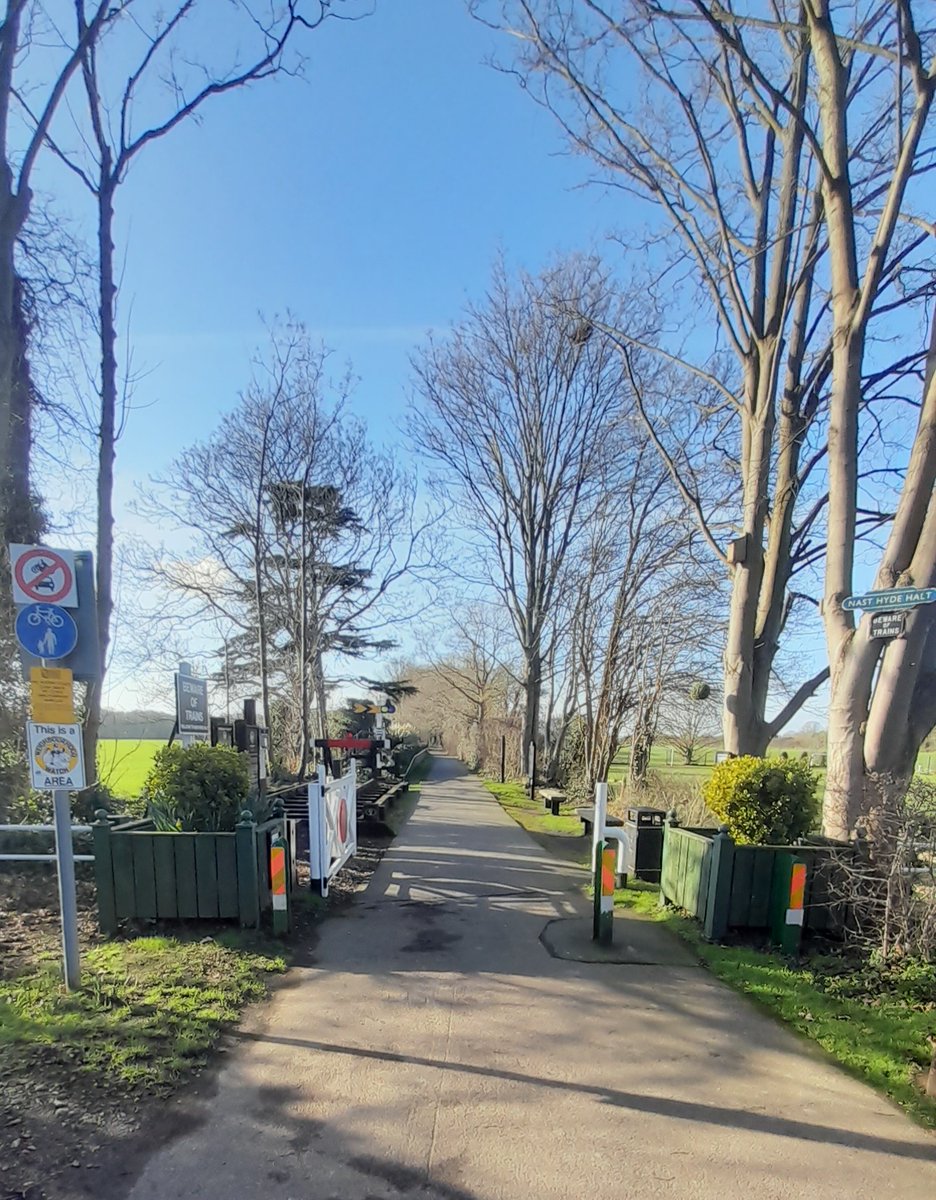 1StevieKilner's tweet photo. Finished the weekend with my folks by taking a trip to Nast Hyde Halt, one of many "ghost stations" along the Alban Way. The station has been restored, largely thanks to one local man & "Station Master", Mike Izzard.
Cracking job & a lovely peaceful spot.
#AlbanWay #StAlbans https://t.co/kaWgnidHkw