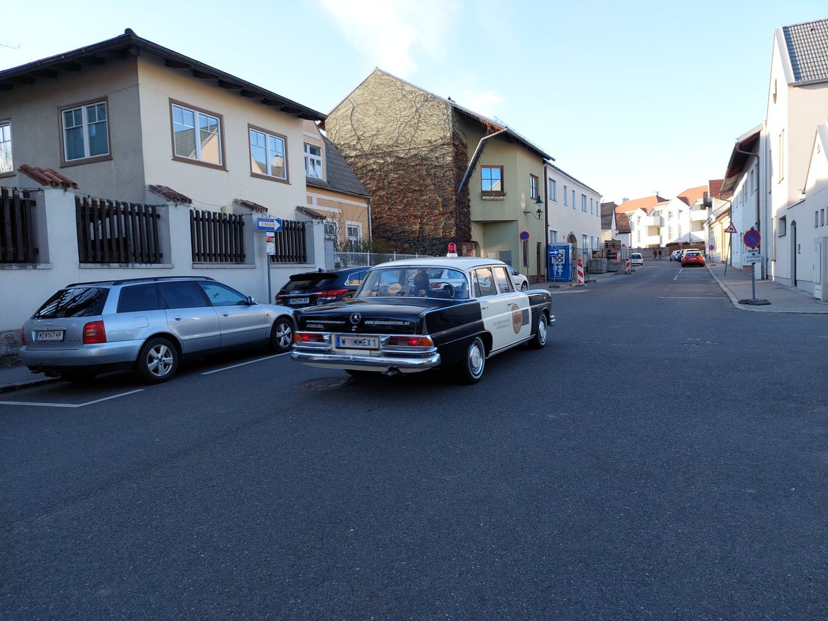 KaiserUngarn's tweet photo. Natürlich wollen wir auch gleich die neuen Polizeiautos in #Perchtoldsdorf vorstehen.

#Stadtspaziergang #Rodaun #Wien #Wienliebe #Coronavirus https://t.co/IPfffoODgJ