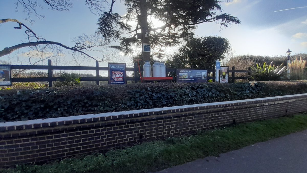1StevieKilner's tweet photo. Finished the weekend with my folks by taking a trip to Nast Hyde Halt, one of many "ghost stations" along the Alban Way. The station has been restored, largely thanks to one local man & "Station Master", Mike Izzard.
Cracking job & a lovely peaceful spot.
#AlbanWay #StAlbans https://t.co/kaWgnidHkw