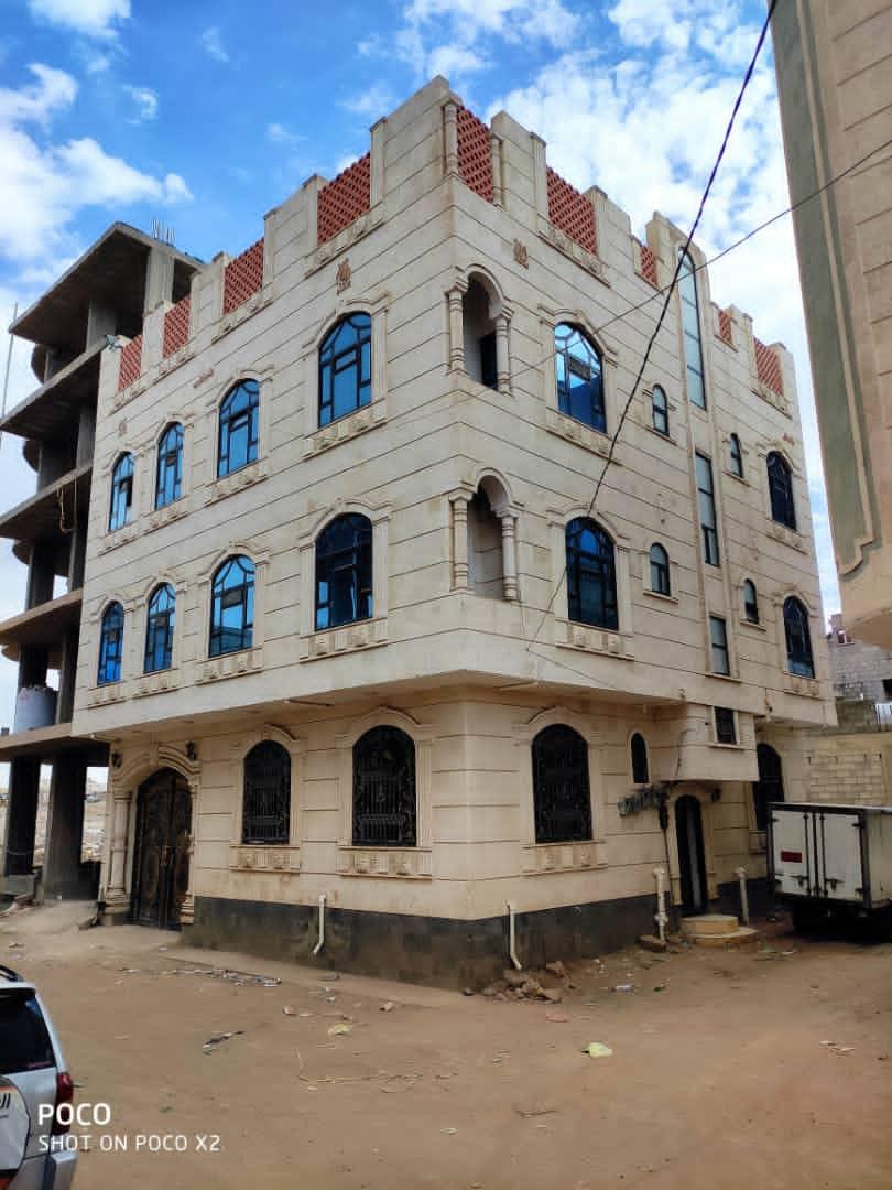 عمل شخصي من الدرجه الاولى موثقه بصور والفديوهات من الاساس مسلح قواعد كامل حجر جهتين منفسه ومفتحه من كل جانب حي راقي جدا3لبن حر شارعين12و7متر الموقع قريب شارع مارب  تحتوي علا حوش سياره وخزان ارضي والدور الاول بشكل فله وبقيت الادوار شقتين من3غرف وحمامين البايع مباشرتا السعر160قابل