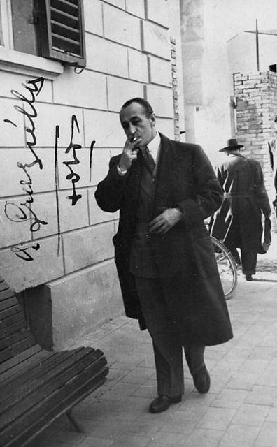 'A sera quanno 'o sole se nne trase
e dà 'a cunzegna a luna p' 'a nuttata,
lle dice dinto 'a recchia- "I' vaco 'a casa:
t'arraccumanno tutt' 'e nnammurate" #SanValentino #14Febbraio #amore
