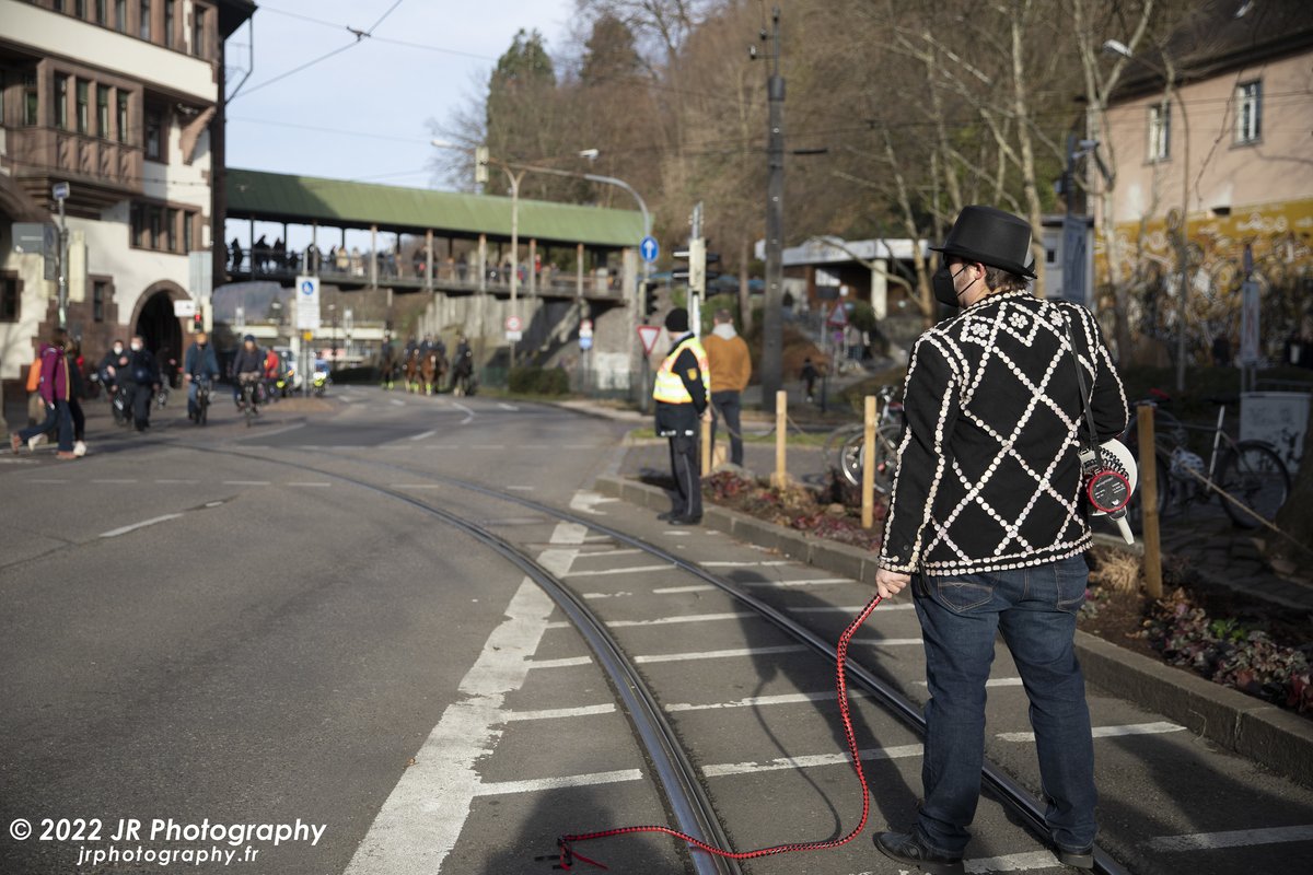 Besonders gefreut haben wir uns über den Besuch von <a href="/PARTEI_Freiburg/">Die PARTEI Freiburg</a>. Mit Megafon und Peitsche hat unser Direktor die Darsteller zu Höchstleistungen motiviert!

#fr1202 Foto: @JRFotos