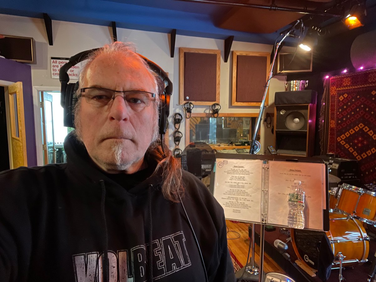 CyborgAmok's tweet photo. Vocal sessions today for the first single of the new LP, at Retromedia Studios in Red Bank, NJ.

#CyborgAmok #Postpunkmusic #Newmusic #RetromediStudio #RedBankNJ https://t.co/AhDP2YAkBw