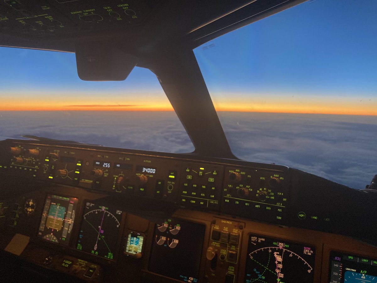 athx38's tweet photo. #AF117. Vol vers l’ouest de Séoul à Paris, et coucher de soleil n’en finissant pas au dessus du Lac Baïkal, saisi par le gel intense. Je suis encore Impressionné par ces immensités inondées d’une lumière rasante et froide, à chaque vol dans le coin🤩 https://t.co/92hVBqiWFr