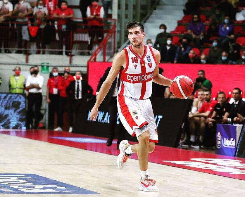 Una doppia doppia. 16 punti e 11 rimbalzi, aggiungendo 6 assist. 
Conta solo per fare un titolo.
Di più guardando il campo. Testa alta. Accelerazioni efficienti. Difesa. Mai una smorfia fingendosi. 
Un piacere. 
Bravo <a href="/giodenik/">Giovanni de Nicolao</a>