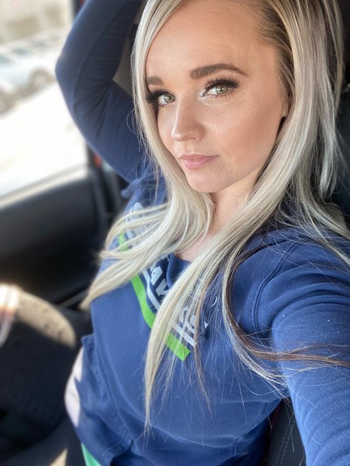Super Bowl Sunday! Still repping my Hawks tho 💙💚 https://t.co/feHWBdHQLF
