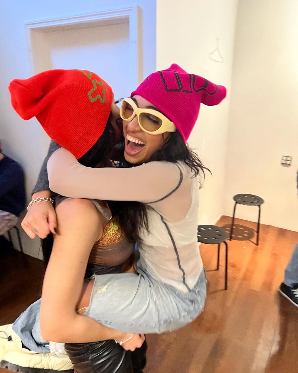 sovrennn's tweet photo. First pop up in new york 
thanks for coming out<3 ☻ #noidols https://t.co/bvJtSZXesO