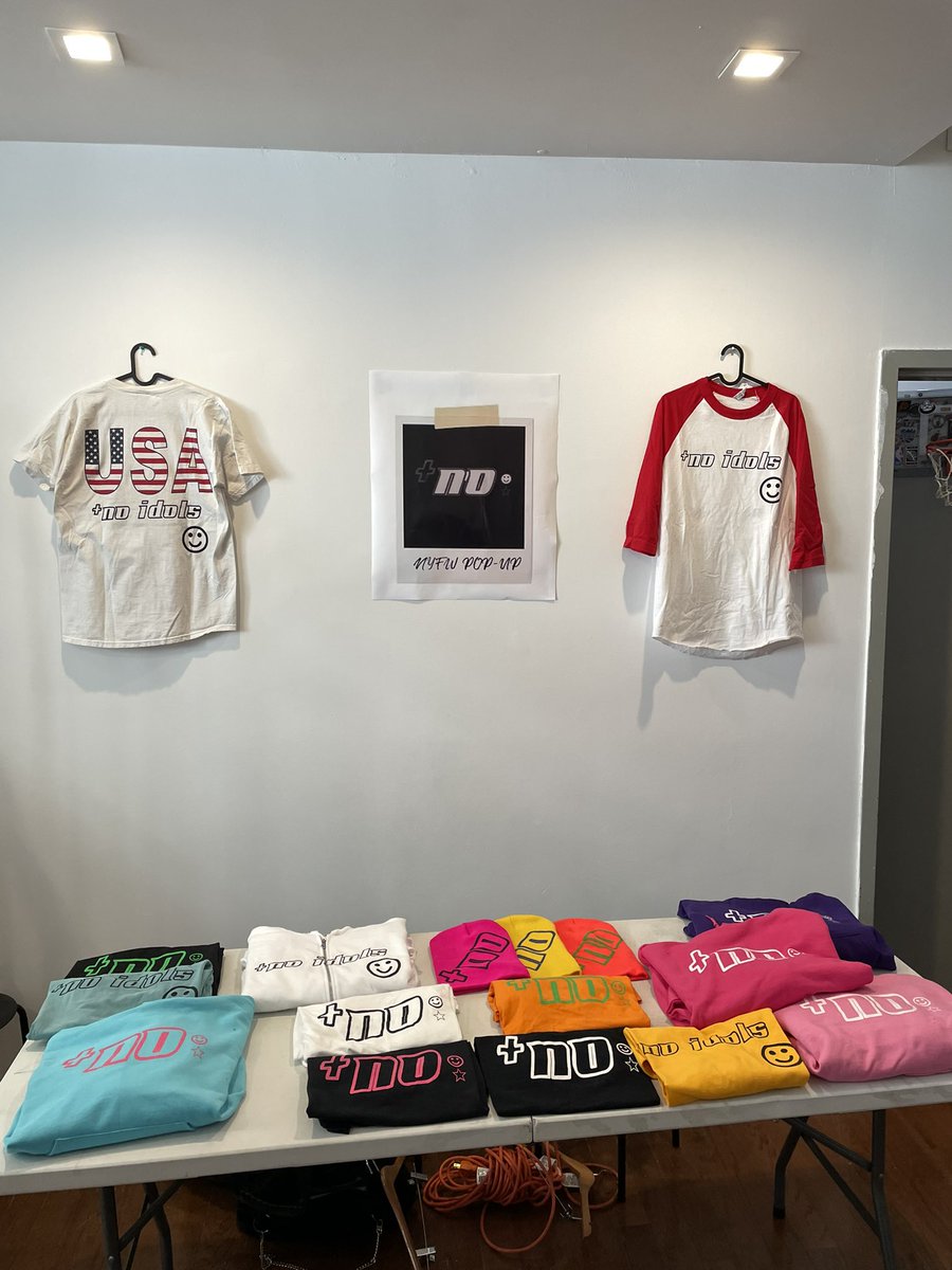 sovrennn's tweet photo. First pop up in new york 
thanks for coming out<3 ☻ #noidols https://t.co/bvJtSZXesO