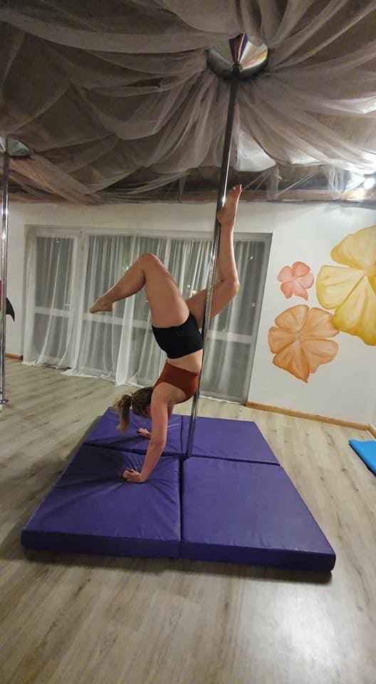 LauraKendall4's tweet photo. Trying to incorporate more movement into my 2022 for my physical and mental well-being, loving pole and want to keep it up! #beginnerpole #polefitness #stretch #poledance https://t.co/0pJO6TareL