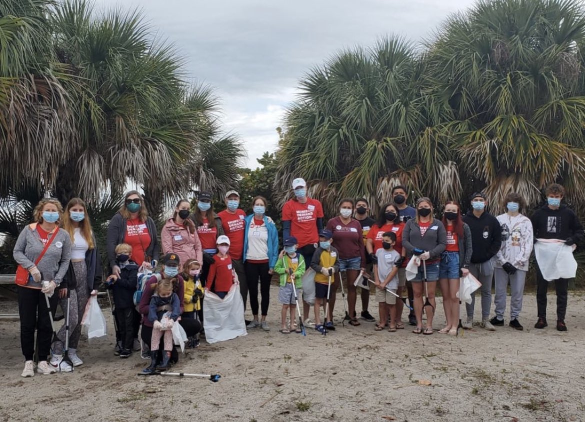 #Manasota @MomsDemand & @StudentsDemand chose to honor #Parkland and all victims of GV by cleaning our local beach. Uplifting our community as we #KeepGoing to #EndGunViolence #manatee #sarasota