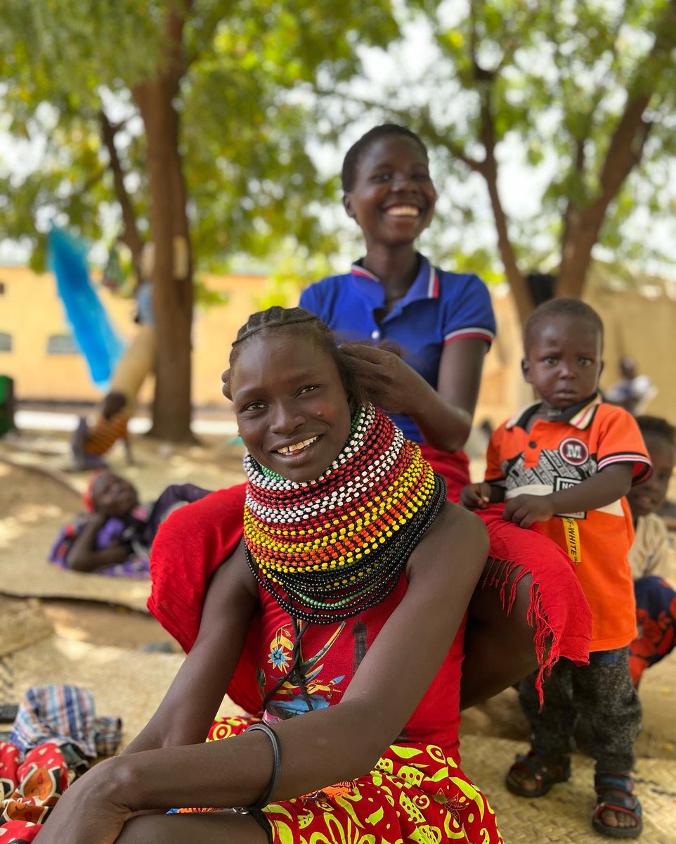 Hoy domingo hemos hecho una primera visita rápida al hospital de Lodwar, y ya nos han regalado las primeras sonrisas. 🥰 #turkana #cirugiaenturkana #surgerycampturkana 📷<a href="/GiselaPhoto/">GiselaPretel•DocumentaryPhotographer</a>