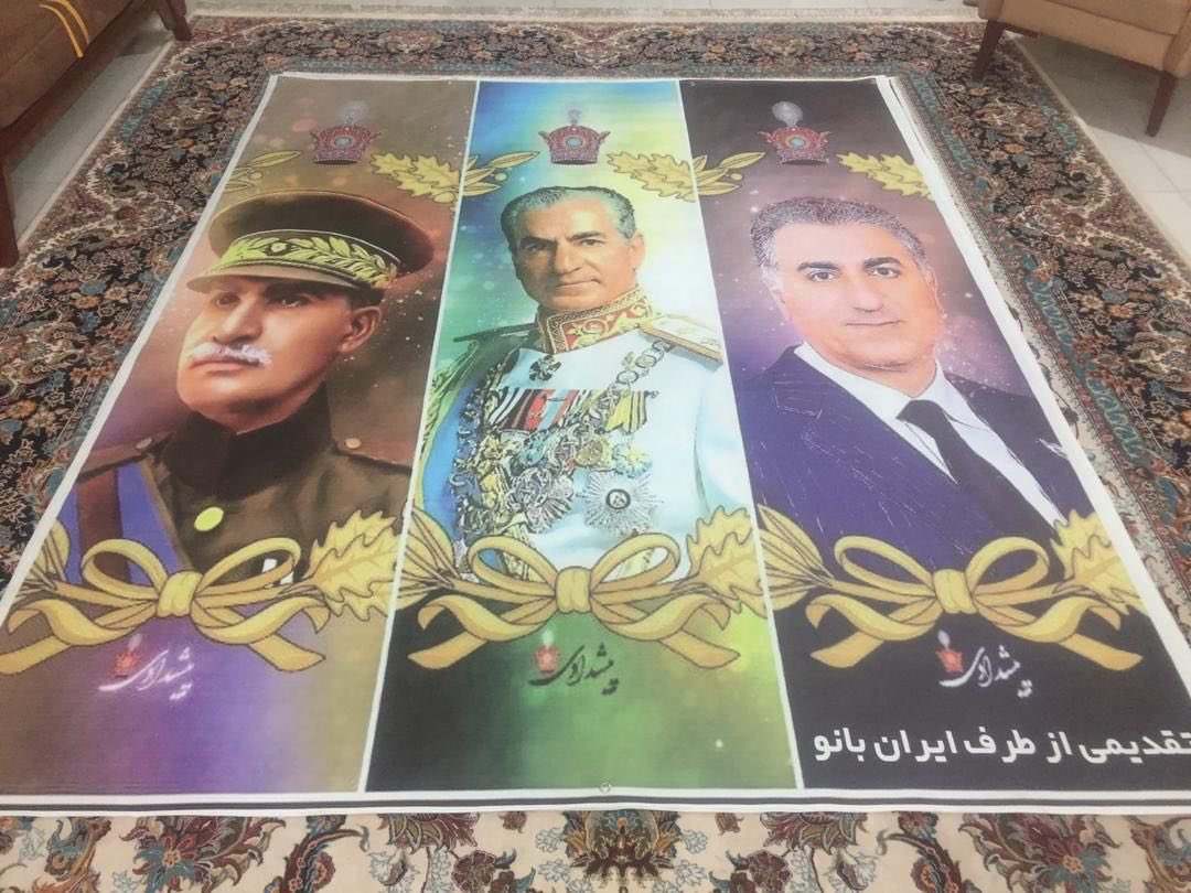 NahidSeif's tweet image. اهتزاز بنرهای تصاویر شاهان پهلوی در بزرگراه‌های تهران، هم راستا برای تبدیل نجواهای نه به جمهوری اسلامی به فریادی خروشان 

تصاویر با امضای شخصی که خودش را «ایران بانو» معرفی کرده، تقدیم شده