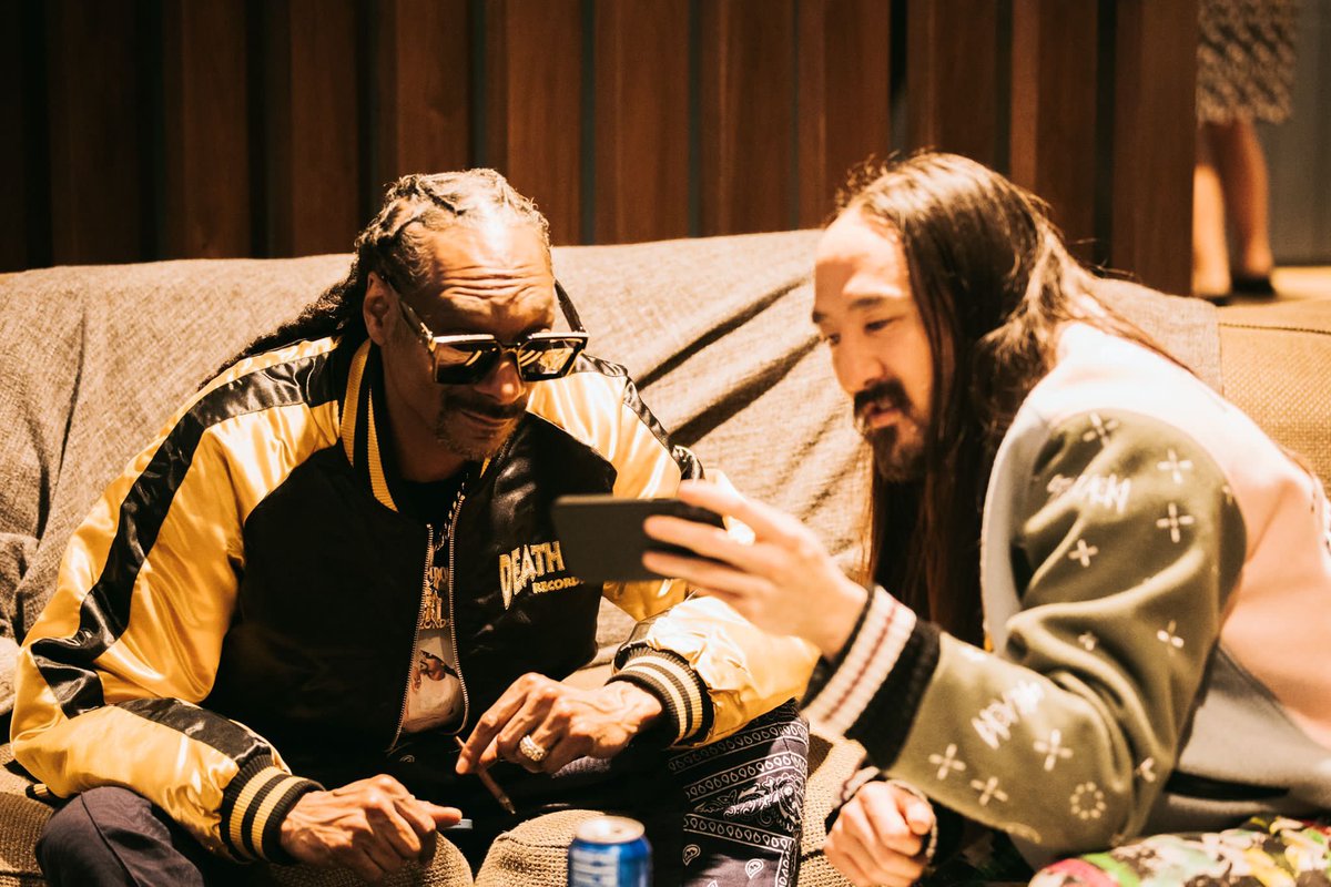 steveaoki's tweet photo. The metaverse ain’t ready. Stay tuned on the @SnoopDogg  x Aoki collab. On my way to the Super Bowl halftime show gonna be 🔥 🏈 🔥@a0k1verse https://t.co/OiipZaUqQc