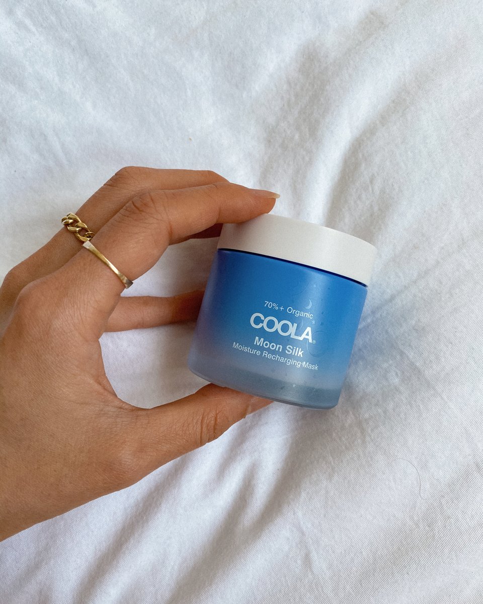 Sunday self-care brought to you by our Moon Silk Moisture Recharging Mask 🌙✨ #COOLA #selfcare

@angelapark_ 📷