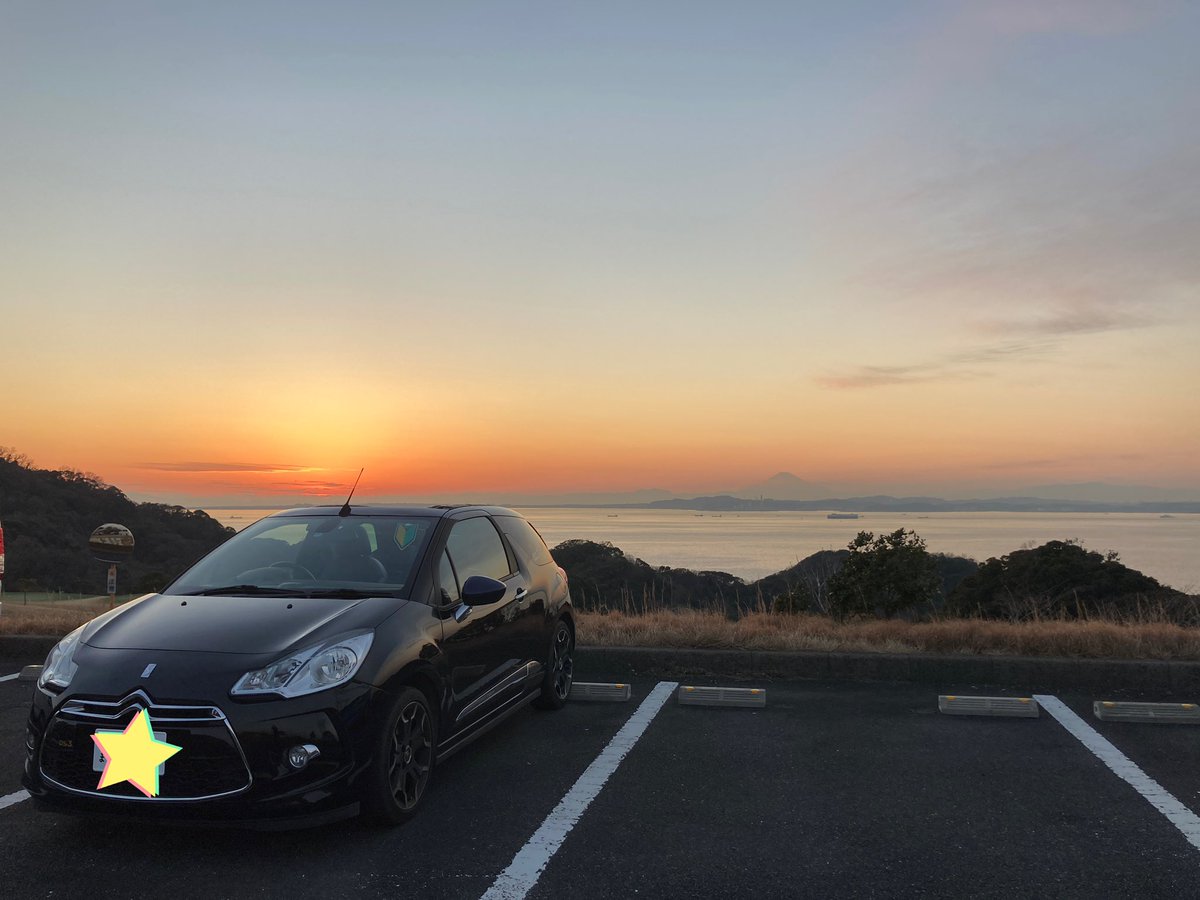 hornet_y's tweet photo. インスタに載っけたけどこの間の仕事前の夕暮れ景色綺麗だったなー✨
#絶景 #富士山 #citroen #citroends3 https://t.co/s3YwShypty