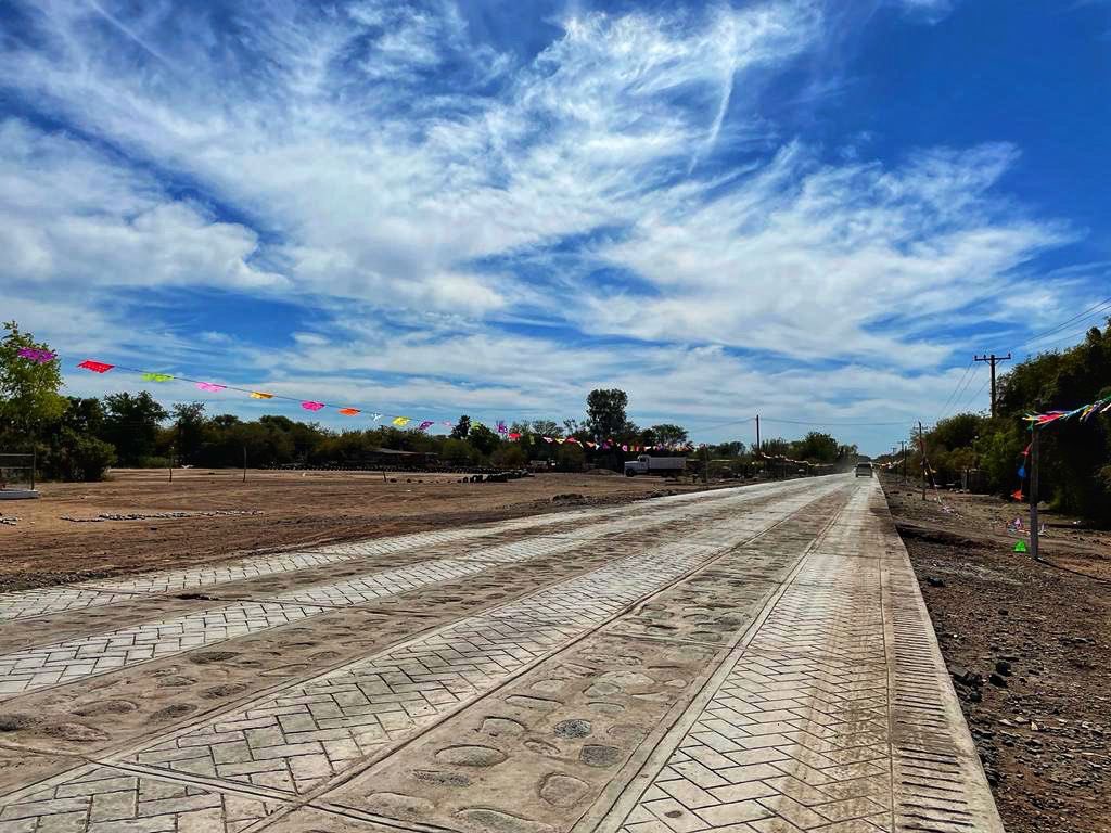 DEELAYUUK's tweet photo. Con el Plan de Justicia del Pueblo Yaqui inicia una nueva era de dignidad y esperanza para nuestros pueblos.

De la mano del Presidente @lopezobrador_ el pueblo de Torim, Sonora, inaugura su camino artesanal de concreto hidráulico.

Viva el Pueblo Yaqui! https://t.co/8Js7dd8Y5C