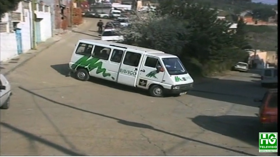 AutobusesBCN's tweet photo. #TalDiaComoHoy el 14-2-1998, comenzó a circular el microbús de Sant Genís. El primer #BusBarri de BCN, que no fue de @TMB_Barcelona fue de Rávigo. Fue una prueba piloto que resultó ser un gran éxito y una vez acabada TMB creó la 212 (ahora 112) +info https://t.co/aA9HJmWp2M https://t.co/Db516gC8oB