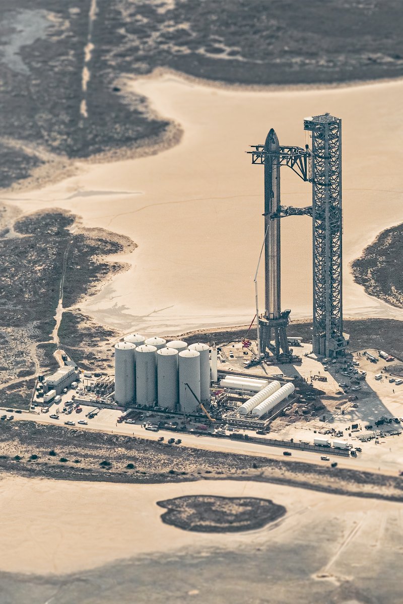 Starship
Made by tiny humans

Photo thread ⬇️
🔗: photos.cosmicperspective.com/Starship/

Special thanks <a href="/RGVaerialphotos/">RGV Aerial Photography</a>