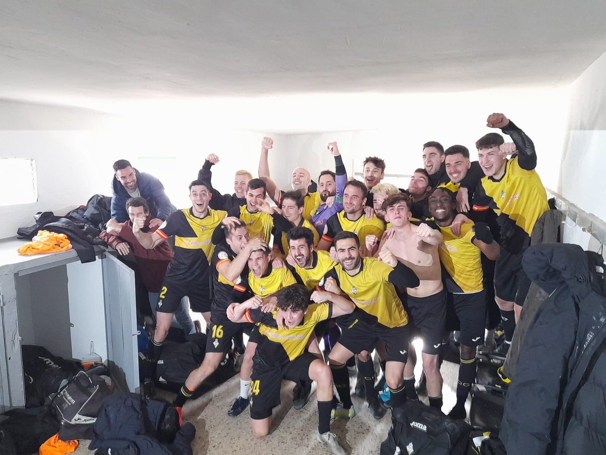 Pedro Fajardo (@pedrofajardo33) on Twitter photo ⚽️Esta mañana me ha sorprendido la cantidad de afición del <a href="/CDGalapagar/">C.D. Galapagar</a> que había en Boetticher animando a su equipo.
🏆Que todos esos aficionados hagan el desplazamiento con el equipo es clave para victorias como la que han conseguido en el día de hoy. ⚽️Esta mañana me ha sorprendido la cantidad de afición del <a href="/CDGalapagar/">C.D. Galapagar</a> que había en Boetticher animando a su equipo.
🏆Que todos esos aficionados hagan el desplazamiento con el equipo es clave para victorias como la que han conseguido en el día de hoy.