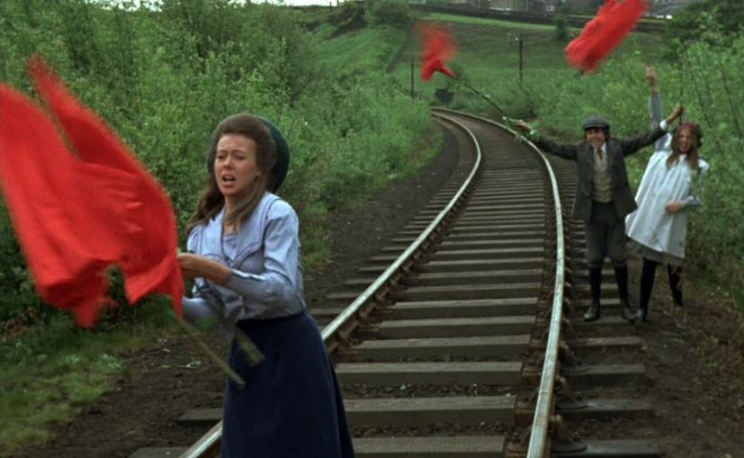 RT @maljambon: Jenny Agutter does have form with trains...

#CalltheMidwife https://t.co/JfKAMgNYfr