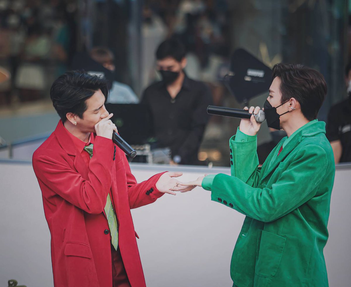 wwaannrt's tweet photo. 25/12/21
ตำนาน “ผมชอบก่อนแล้วทำไมอ่ะ”
#PromMarkJoyofXMAS https://t.co/CSfrjEFwME