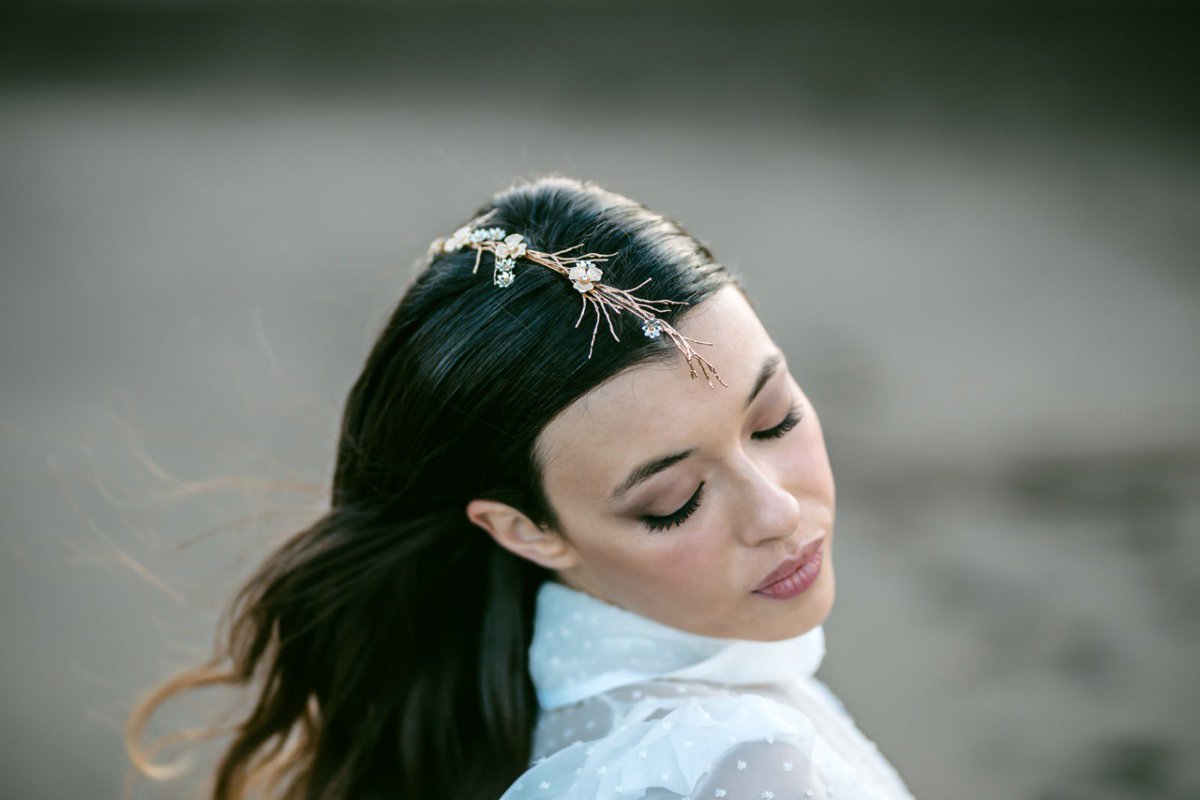 MusakTocados's tweet photo. ''Un gran pez de oro, a las cinco, me viene a saludar. Me trae un rojo ramo de flores de coral'' 

Fotografía: @maria.novo 
Vestidos: @aureliagil.novias @aureliagil 
Modelo: @michellerooficial 
Hair style: @byaidaramos
Make up: @elenapetinalbeaute 
Ramo y tocados: @musak_tocados https://t.co/BcO1XncwC3