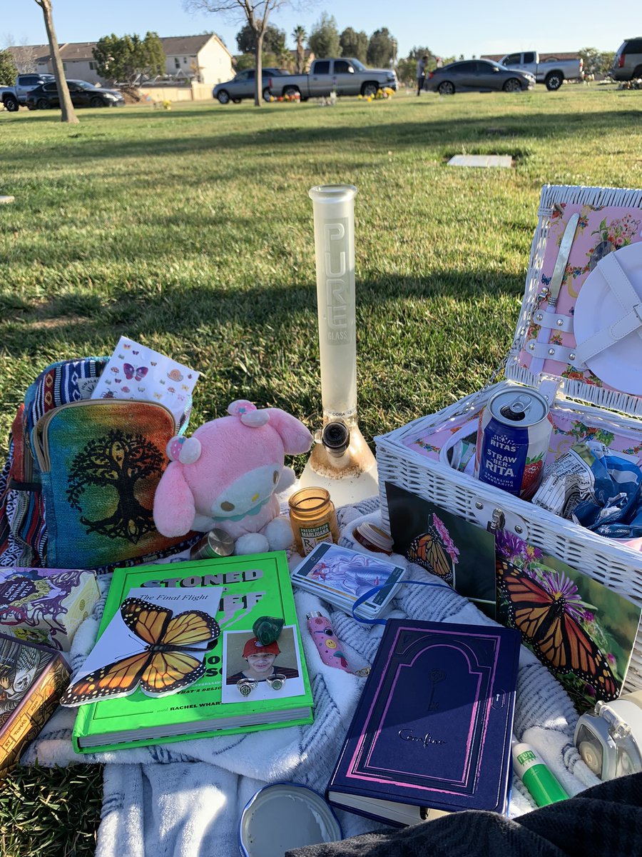 coldtictacs's tweet photo. visited marc’s grave yesterday. he still doesn’t have a headstone </3

it was really nice to feel u next to me, memo. <3 i love u https://t.co/VexepAR8dB