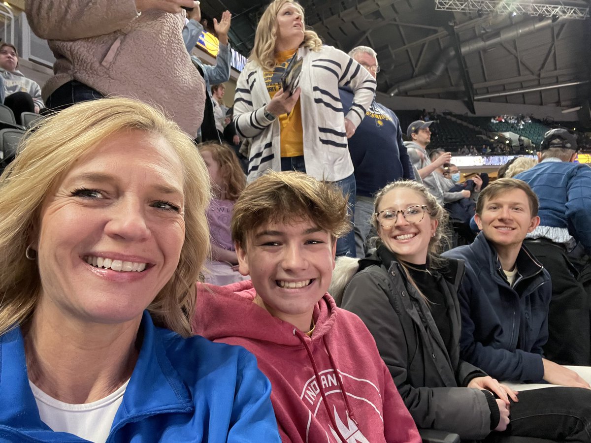 jennifercech_'s tweet photo. Having fun at the @Pacers game !! #Pacers  #pacersgamenight https://t.co/CGZtEYbZUn