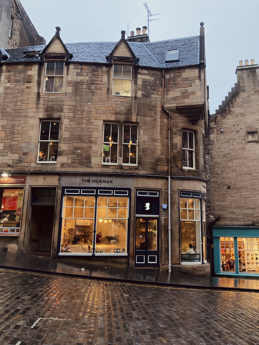 Shreoshii's tweet photo. A wee Sunday trip to #Edinburgh 
This city was made for rainy days! https://t.co/CqvmRc8wR4