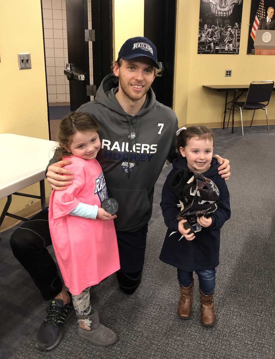 PaulHarrisJr10's tweet image. Winning games and making memories of a lifetime for the kids! @RailersHC @ECHL 

@anthonyrepaci_ @rolsson17 @Liam_Coughlin7 @Chris_Ordoobadi