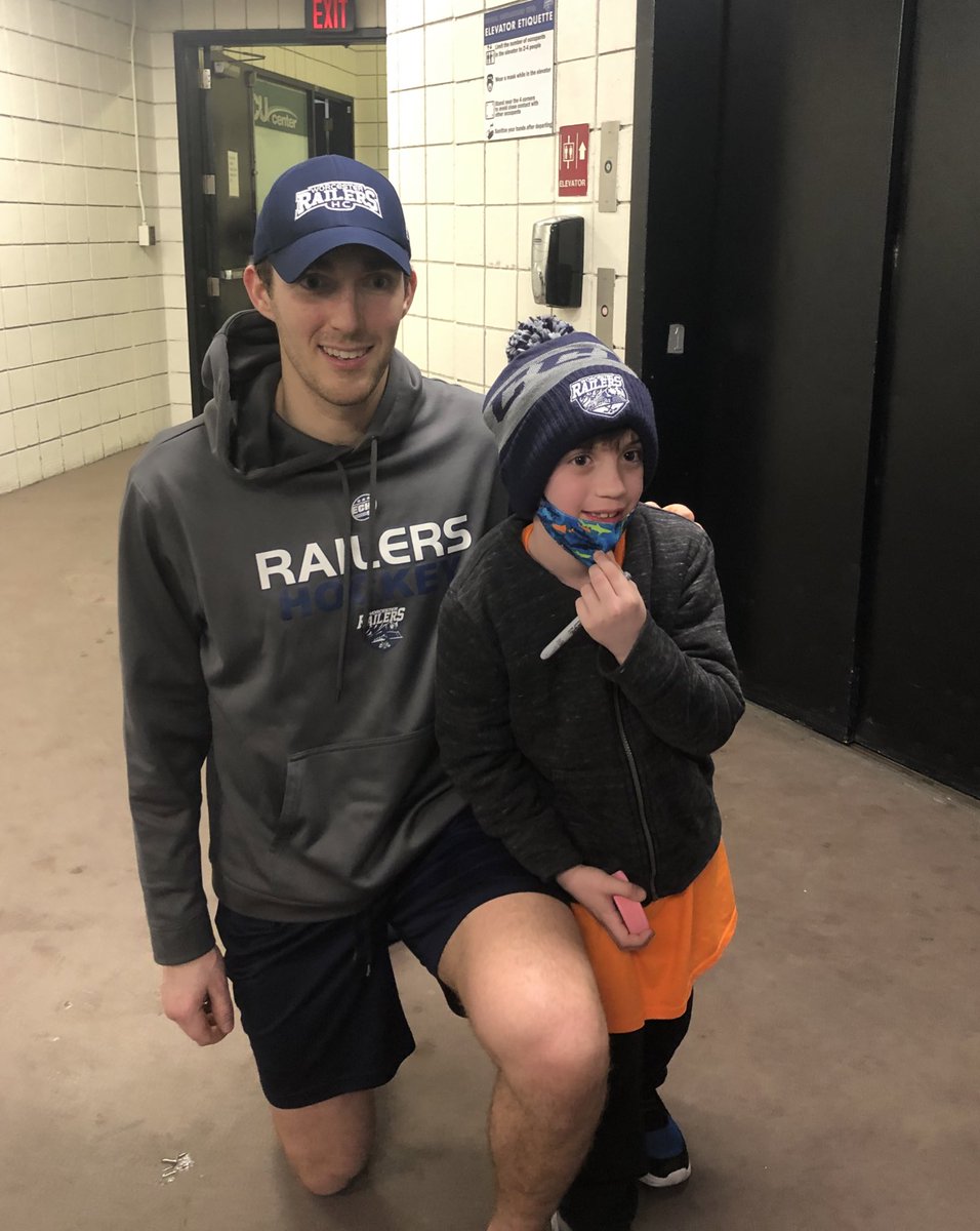 PaulHarrisJr10's tweet image. Winning games and making memories of a lifetime for the kids! @RailersHC @ECHL 

@anthonyrepaci_ @rolsson17 @Liam_Coughlin7 @Chris_Ordoobadi