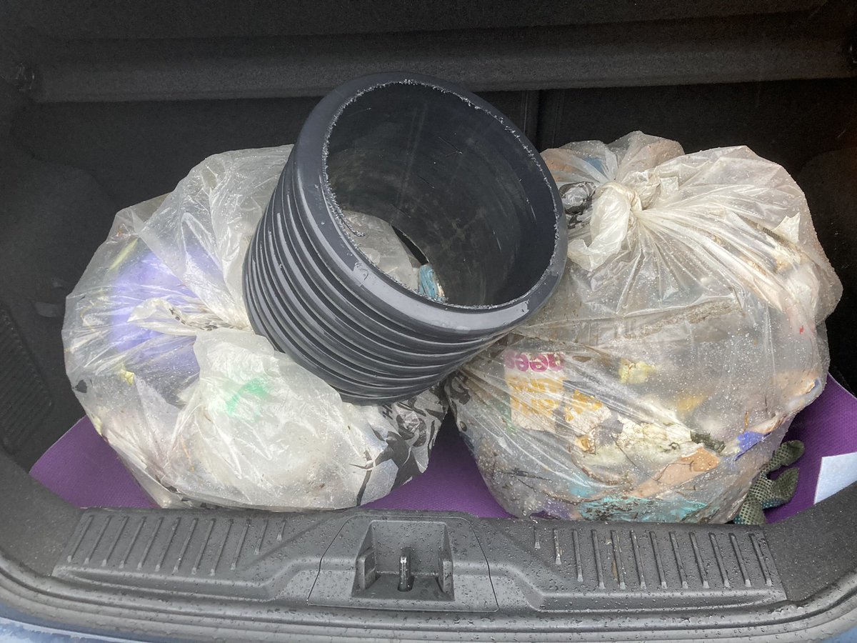 Sadly we had to cancel our Thirsk pick today due to the rain but a few Wombles scuttled just out of their burrows to bag 5 sacks of litter.
#LitterHeros #cleanerhambleton 
#womblepower #keepbritaintidy #litterheroesambassadors #lovewhereyoulive #BeTheChange #BinIt #LoveThePlanet