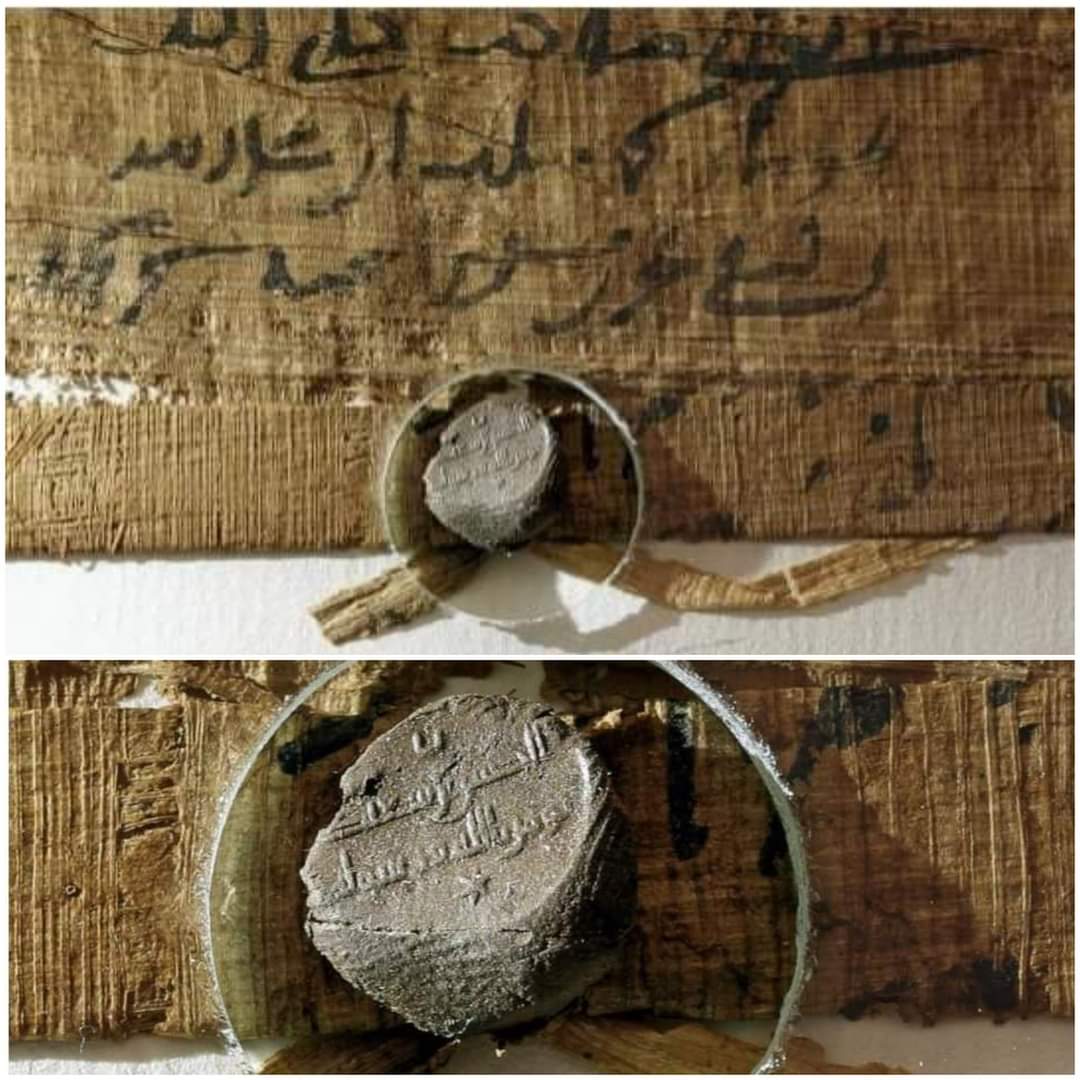 OurGreatHistory's tweet photo. ختم رصاص على بردية إسلامية: 
ختم بديع من الرصاص دون عليه عبارة (الحسن بن سعيد يؤمن بالله ورسوله)، وقد تم اكتشاف تلك البردية فى مدينة الفيوم بمصر، ويعود تاريخها لعام 196هـ-812م. 
وكان(الحسن بن سعيد) هو متولى شئون المالية بمصر زمن الوالى العباسي (عباد بن محمد بن حيان).
حسام الحريري https://t.co/v2iBEYO7V3