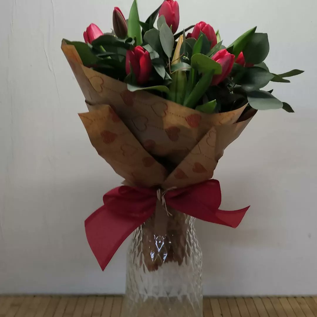 Por San Valentín el vino y la flor unen el amor !! No perdáis la oportunidad de todos estos detalles con nuestros vinos en Decoflor. Gracias a María José, gran persona y profesional ( Caldas de Reyes - Pontevedra - España). Abrazos con mucho cariño de Santiago Roma y Familia.