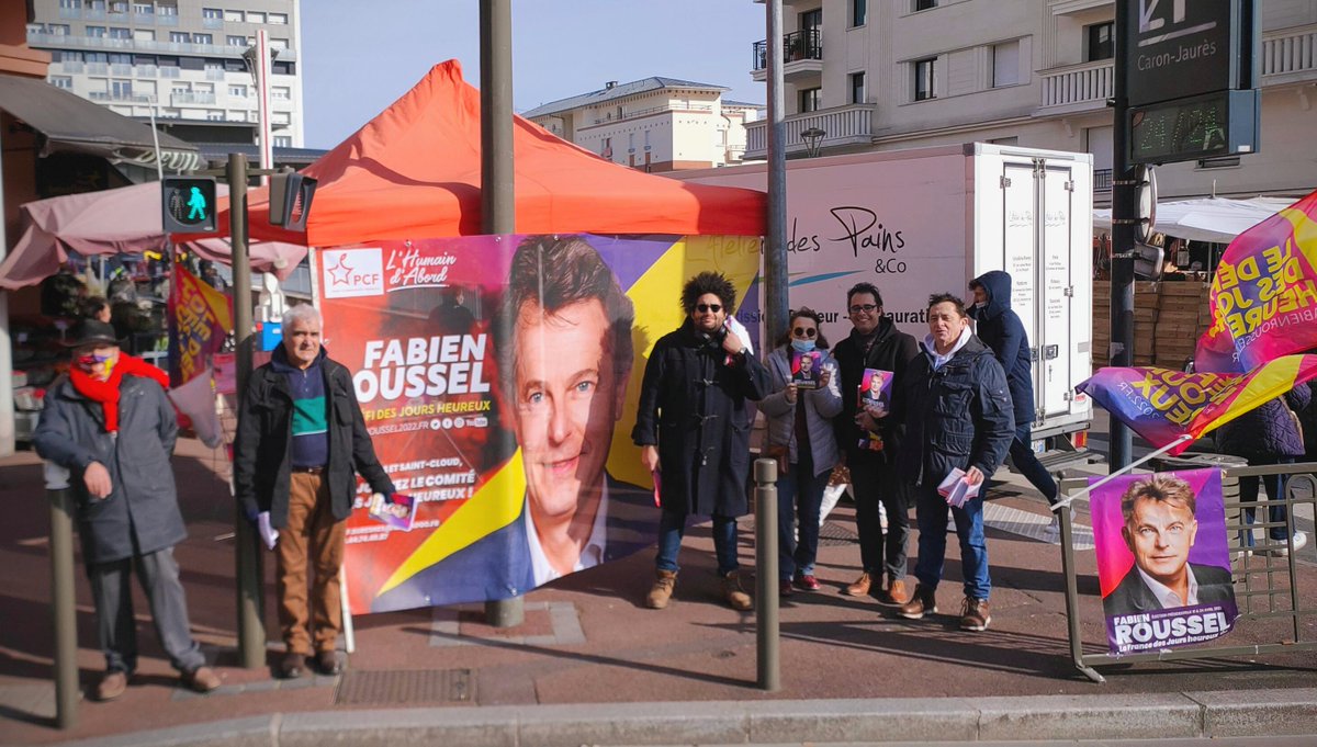 pcfsuresnes's tweet photo. Nous étions présents ce dimanche sur le marché Caron. Avec Fabien Roussel, pour les salaires, l'emploi, la formation et le revenu étudiant ✊ https://t.co/lZfL1Gyhai