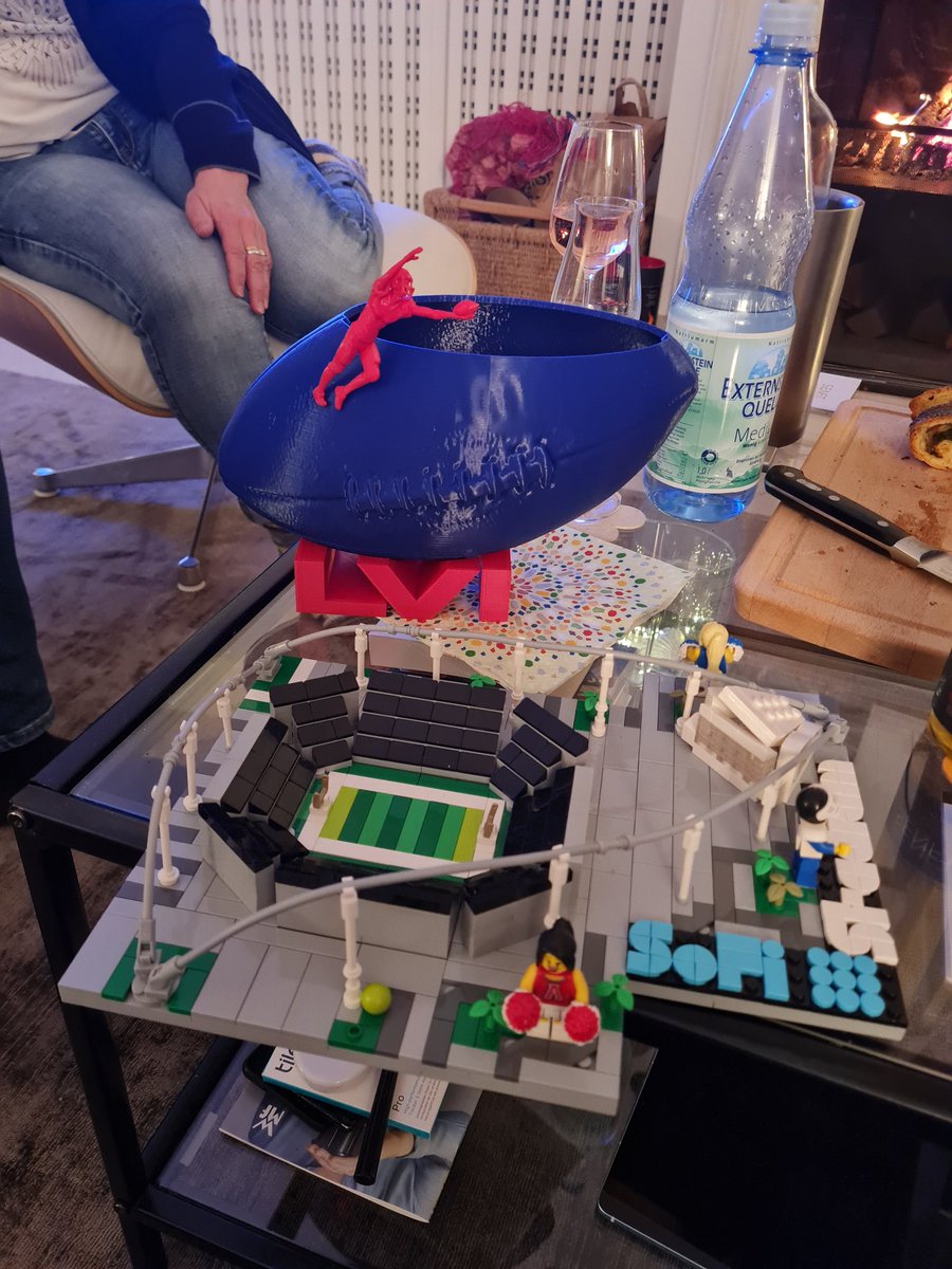 AjunaKazure's tweet photo. Es kann losgehen. Cookie Dough Footballs im plotted Football, Sofi Stadion aus Lego und alle gut drauf. 
Läuft... Go Bengals... Who dey! We will win!!!

#ranSB56 #ranNFL https://t.co/0GkDlci8pd