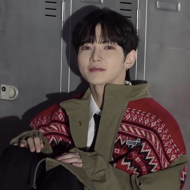 kangyspics's tweet photo. Yeosang can do both https://t.co/zLuy9beta3