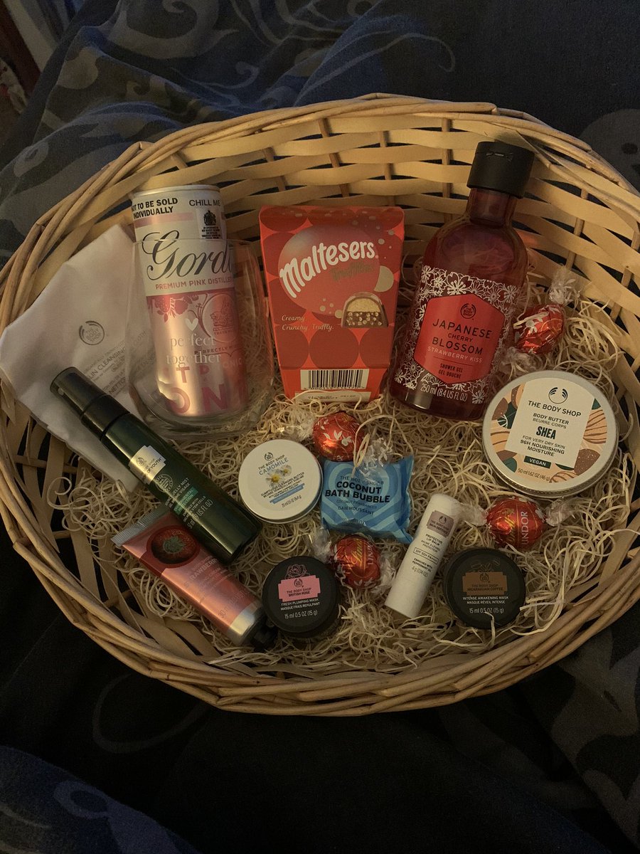 trishab921's tweet photo. Happy Valentine’s 🥰 a little early but all my fave things @TheBodyShopUK chocolate and pink gin! I’m a lucky lady! https://t.co/3W9IiA97ZJ
