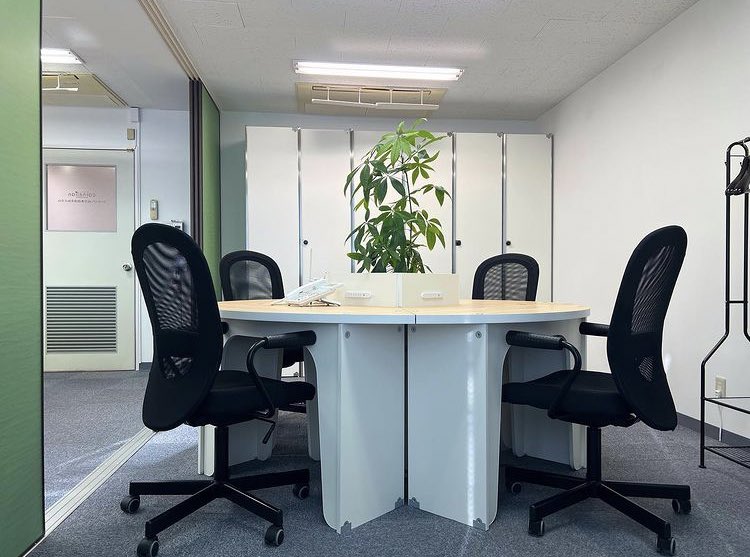 uniteboard's tweet photo. 【オフィス空間solution】
真ん中の空いた丸型デスク

植物を入れて癒しスポットにしたいという要望から設計しました！

限られた空間での空間レイアウトから
ご提案可能です✨

#オフィス #間仕切り #建具 #sdgs #サスティナブル #建築 #間取り #リノベーション #リフォーム #家具 #インテリア #空間 https://t.co/InSY0q7FzY