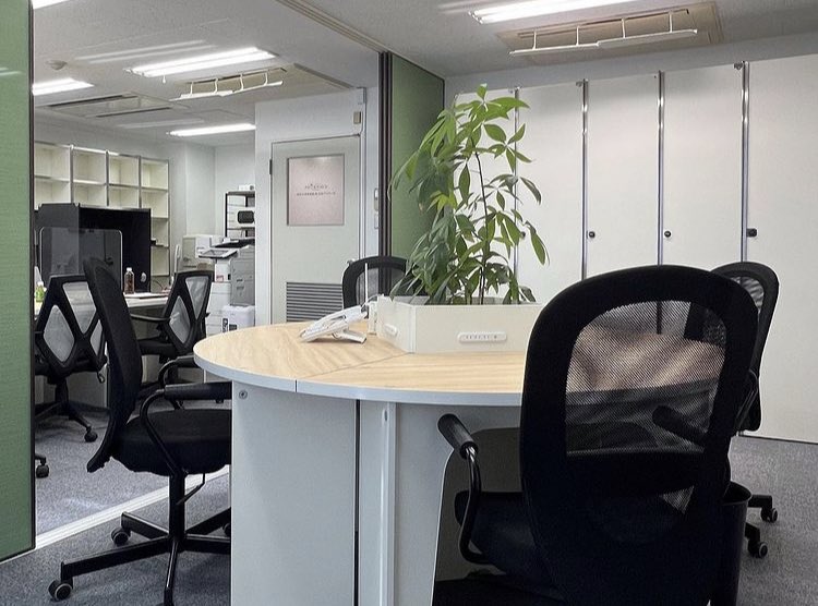 uniteboard's tweet photo. 【オフィス空間solution】
真ん中の空いた丸型デスク

植物を入れて癒しスポットにしたいという要望から設計しました！

限られた空間での空間レイアウトから
ご提案可能です✨

#オフィス #間仕切り #建具 #sdgs #サスティナブル #建築 #間取り #リノベーション #リフォーム #家具 #インテリア #空間 https://t.co/InSY0q7FzY