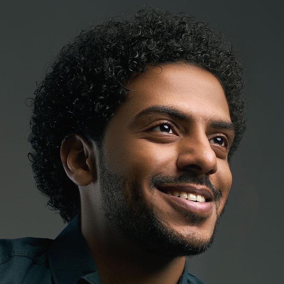 fki_ali's tweet photo. مازن حامد لا يُرَدِّدُ الأغاني، مازن حامد يُجْهِشُ بالمعاني، مازن حامد اكتملت حواسُهُ وتكاملت، حتى غدا يغني بذاته كلها، بفمه وأذنيه وعينيه وكفيه ورجليه وقلبه وكل خلاياه، https://t.co/BXsPURKUGM