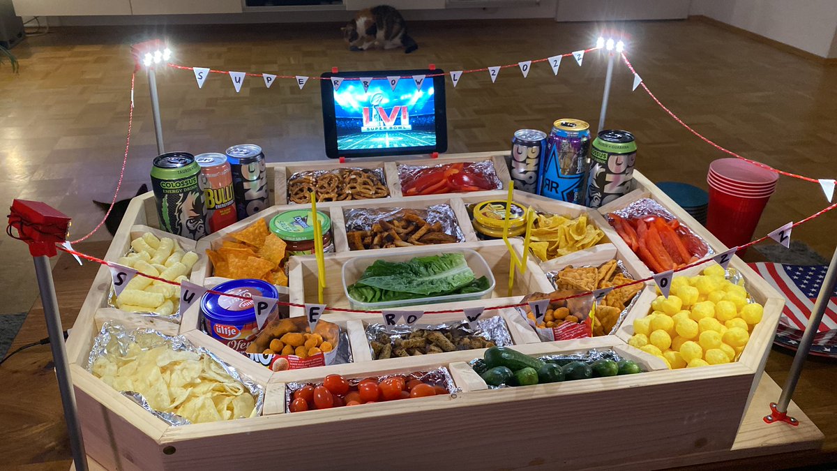 JanHotzenplotz's tweet image. Endlich #SuperBowl! Ich freue mich richtig auf das Spiel, hoffentlich schlafe ich nicht ein!😅