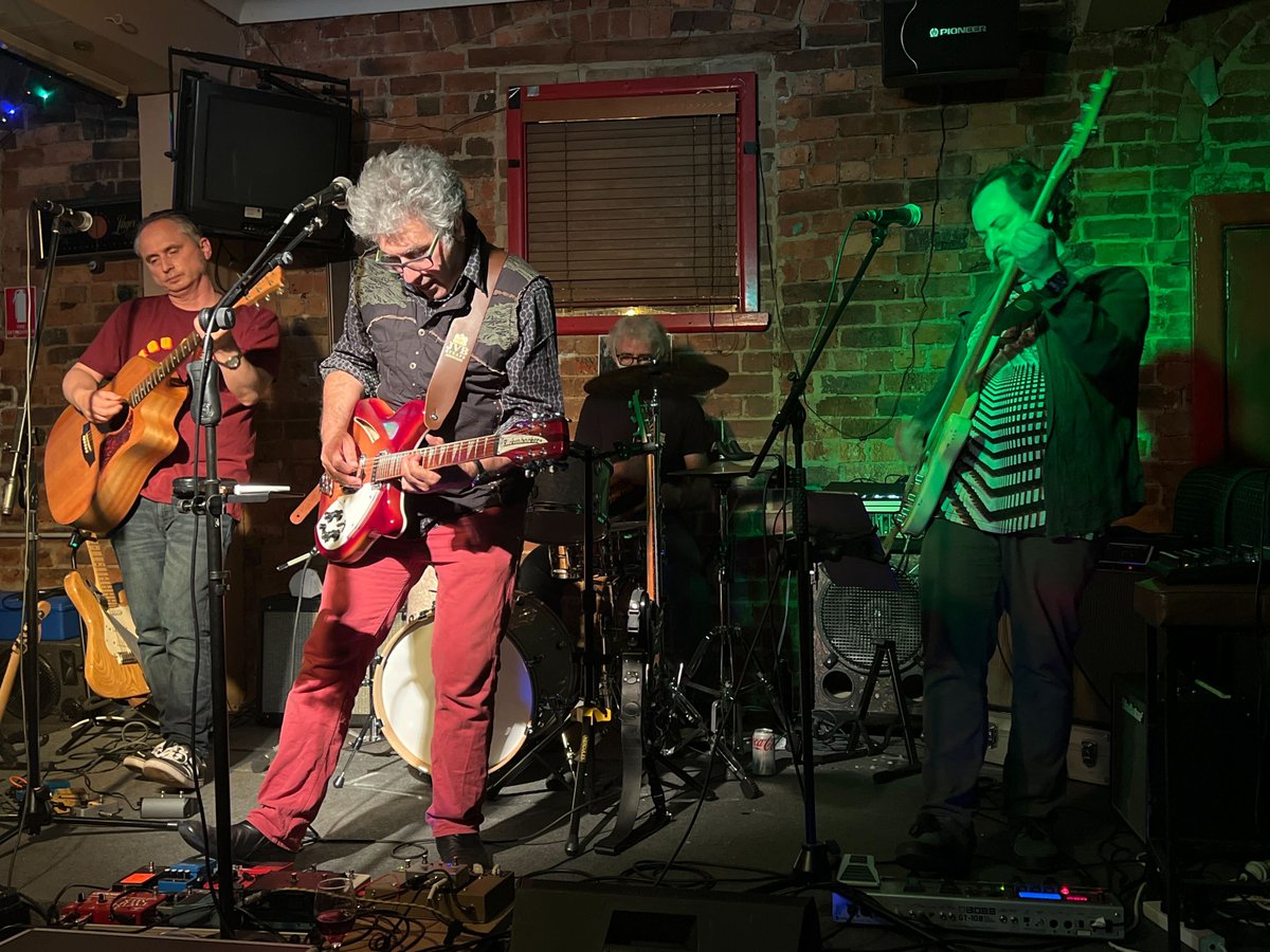 phosphenes_au's tweet photo. The Phosphenes Live at Deep Dives #1, Footscray Hotel, Footscray, 04.02.22 💥🍻
#melbournemusic #livemusic #livescene #livemusicmelbourne #melbournemusos #giggingagain https://t.co/yw18K42Mjv
