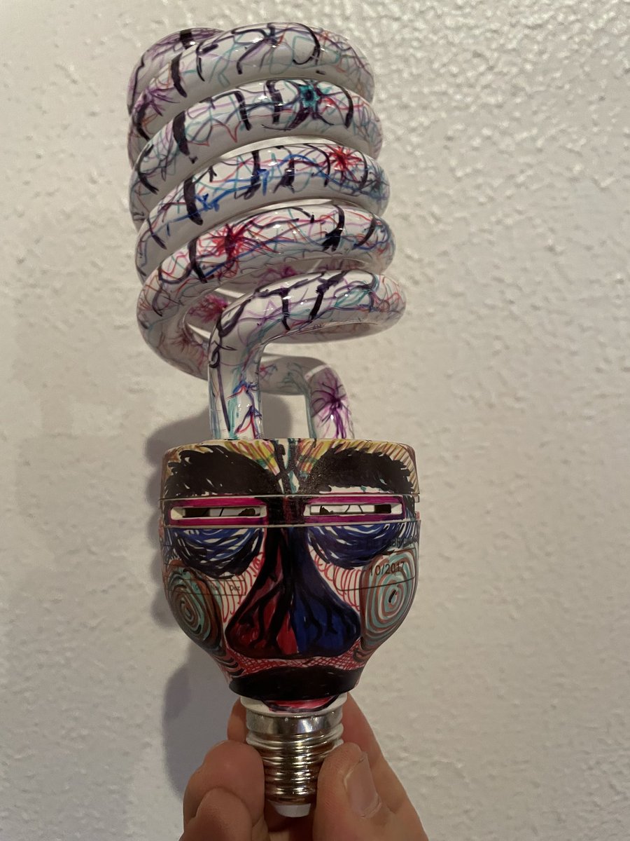 NGCNeuroArts's tweet photo. Metáfora Neuro-Artística para tempos de escuridão! Nossa lâmpada pifou, o quintal ficou no breu, me recusei a ficar no escuro e fiz luz com Arte e Pensamento Reflexivo. Ancestralidade e Contemporaneidade juntas: Pachamama, Ubuntu, Gaia, Pluriversos, Múltiplos Saberes! https://t.co/5v3mdLavuG